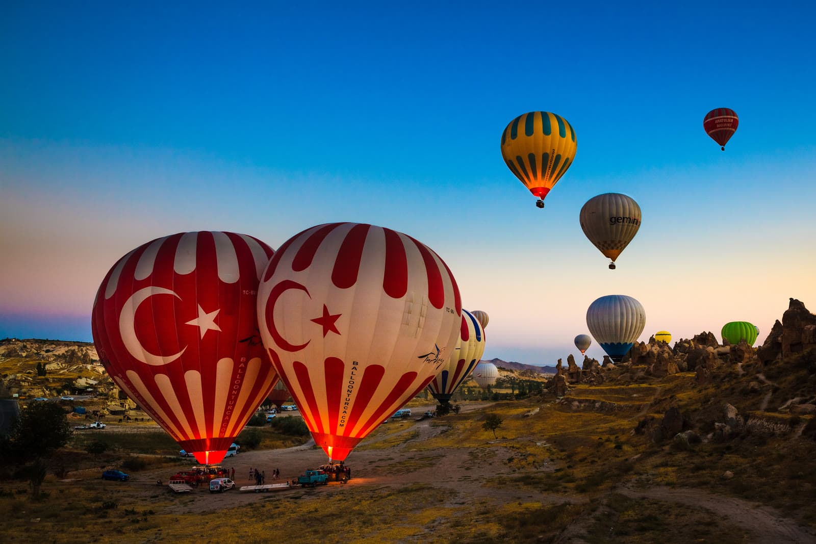 Gün doğumunda Kapadokya üzerinde balonlar
