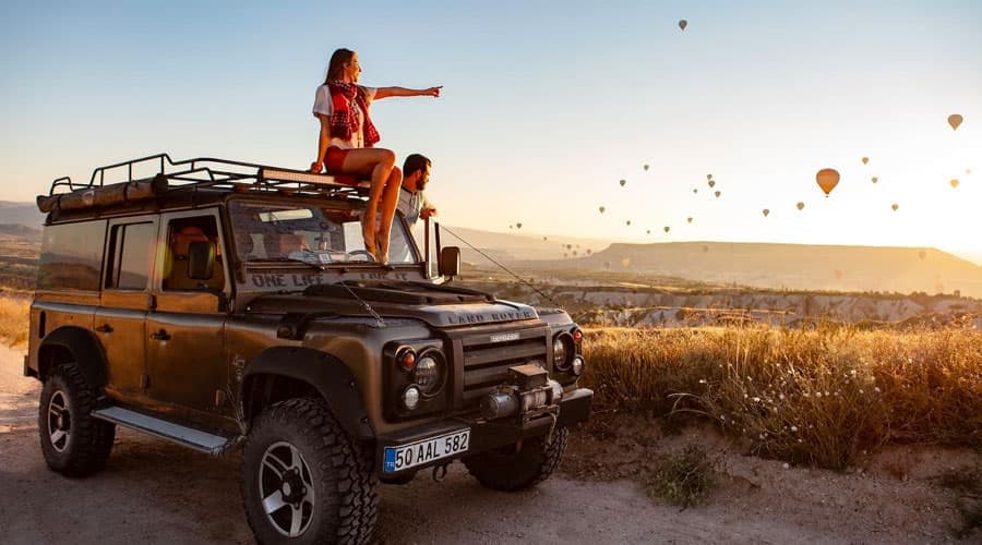 Vadilerde üstü açık jeep